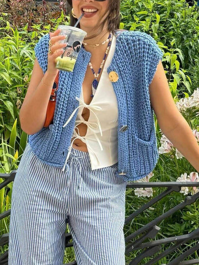 Elegant sleeveless cropped knit cardigan with pockets