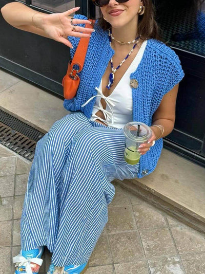 Elegant sleeveless cropped knit cardigan with pockets