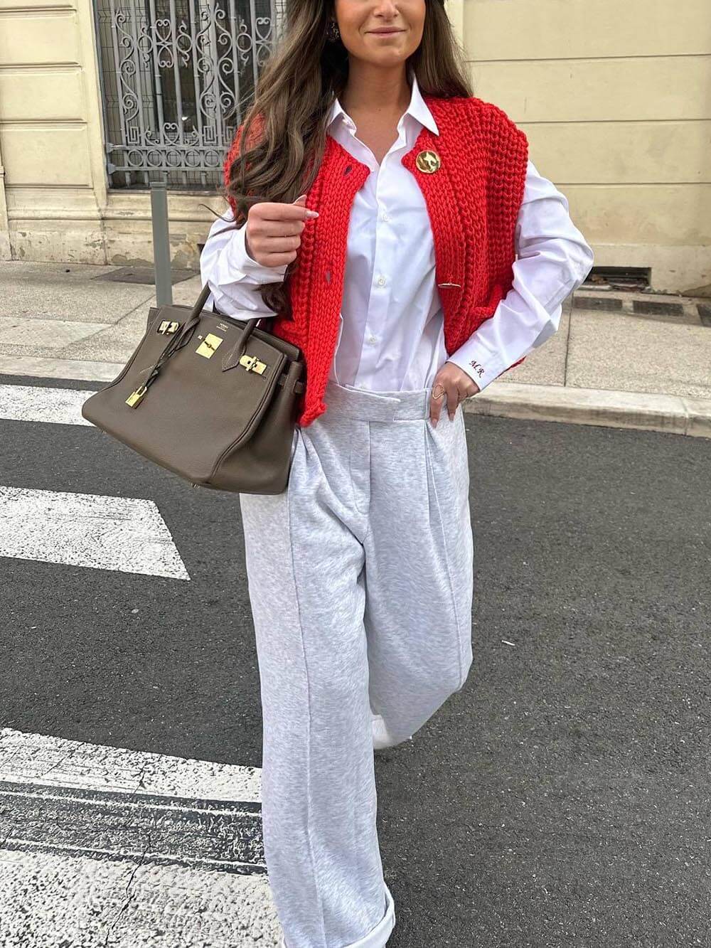 Elegant sleeveless cropped knit cardigan with pockets