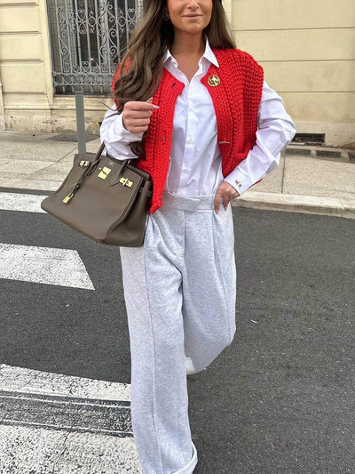 Elegant sleeveless cropped knit cardigan with pockets