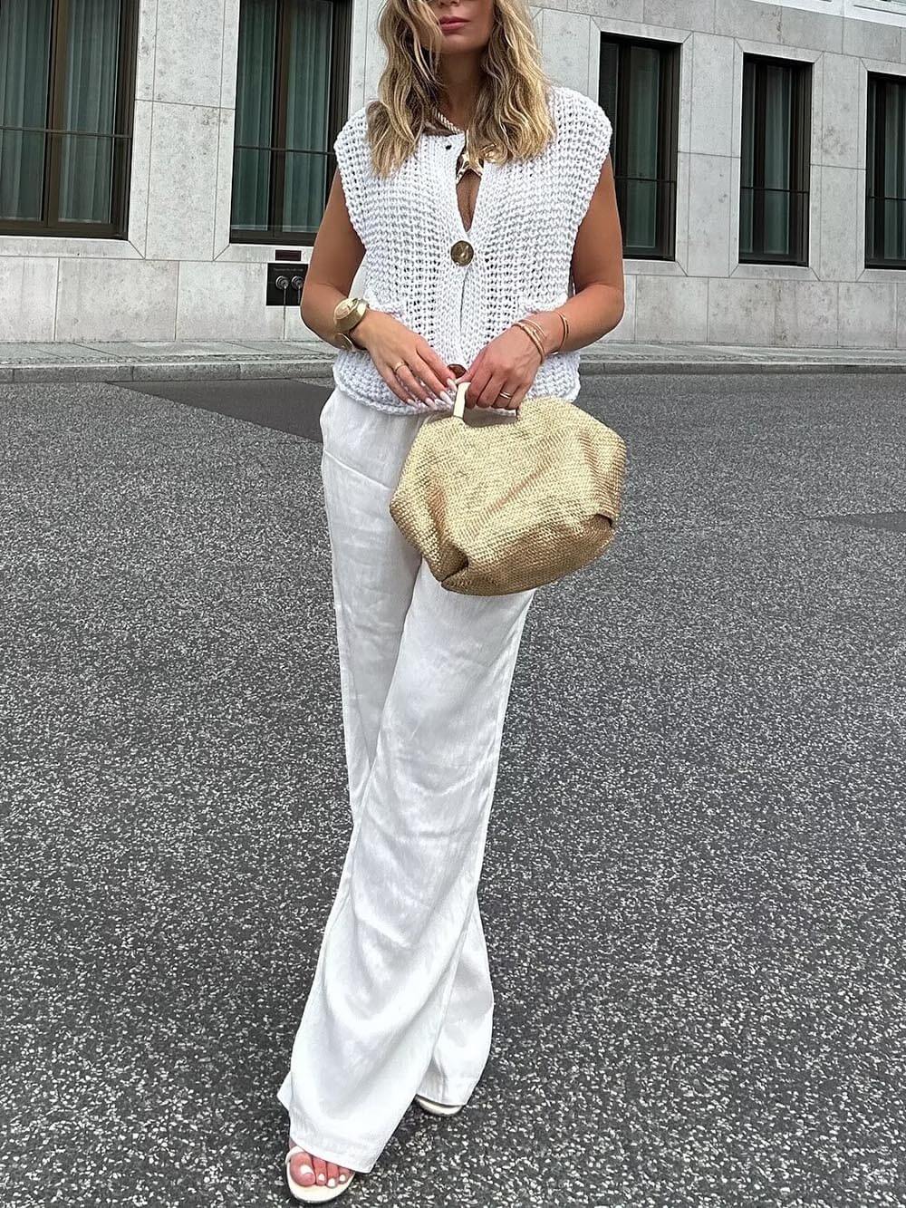 Elegant sleeveless cropped knit cardigan with pockets